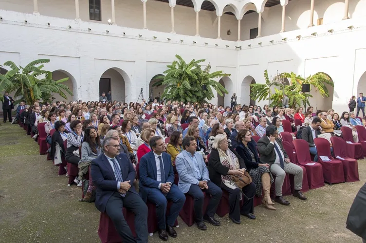 Asistentes en el claustro del Monasterio de Santa Clara